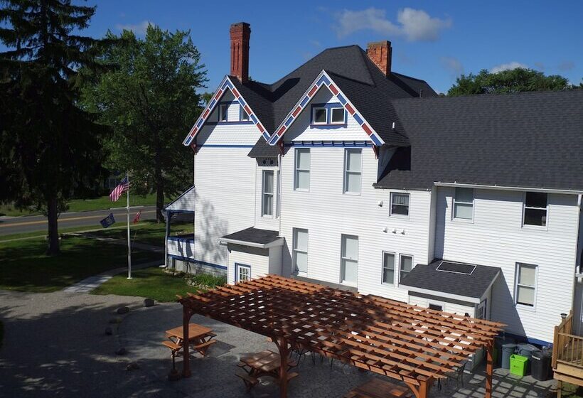 فندق Lake Huron Lodge