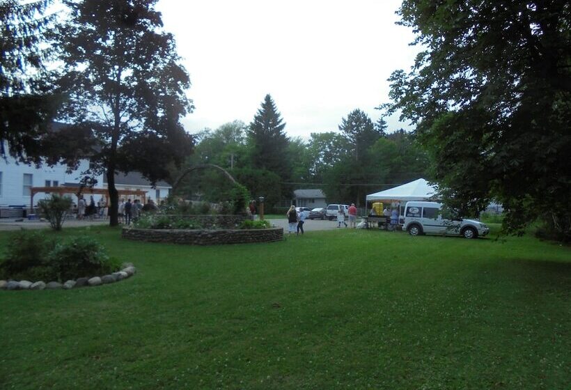 فندق Lake Huron Lodge