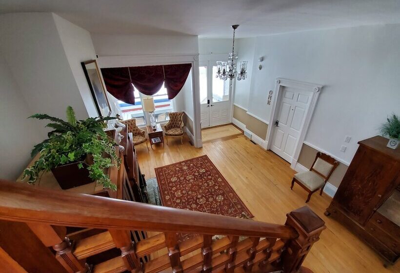 فندق Lake Huron Lodge