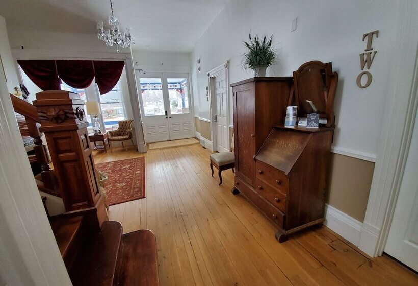 فندق Lake Huron Lodge