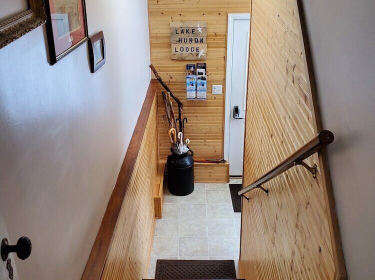 فندق Lake Huron Lodge