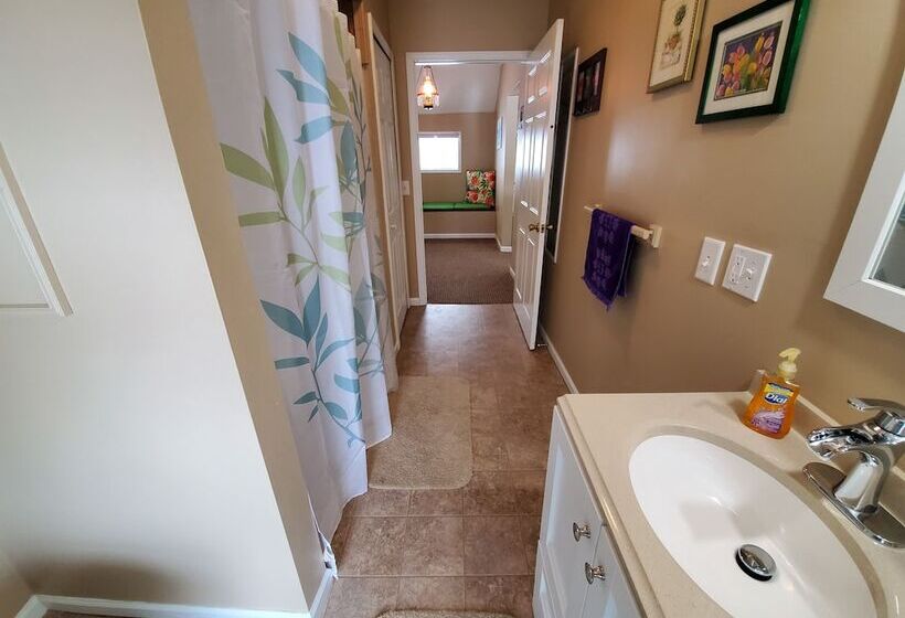 فندق Lake Huron Lodge