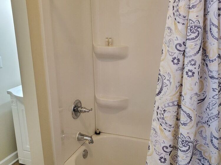 فندق Lake Huron Lodge