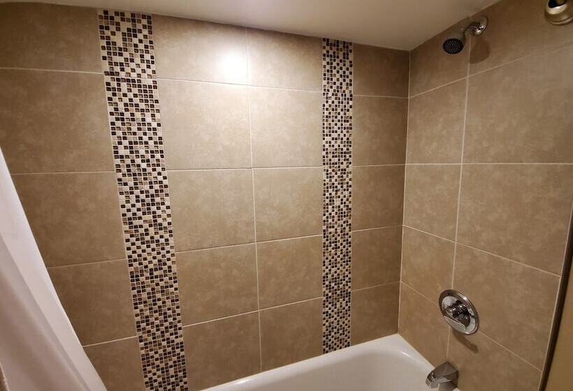 فندق Lake Huron Lodge