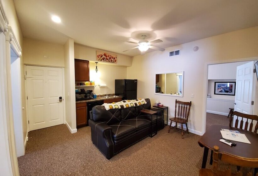 فندق Lake Huron Lodge