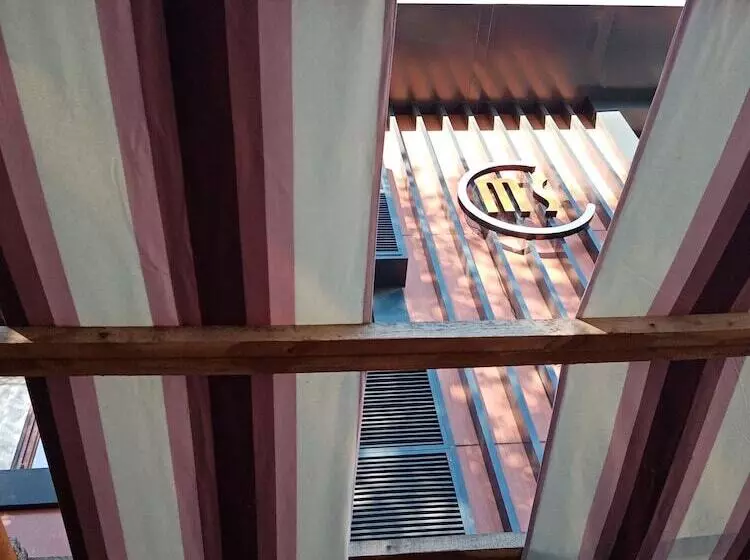 ホテル Maidos Suites