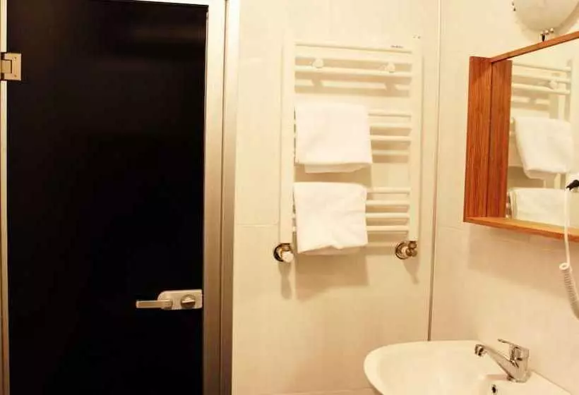 ホテル Maidos Suites