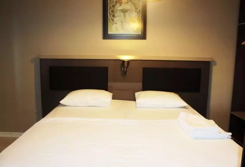 ホテル Maidos Suites