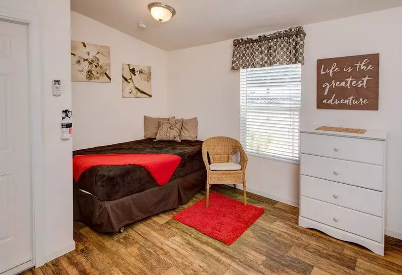 Hotelli Windmill Trailer Court Extended Stay Studios