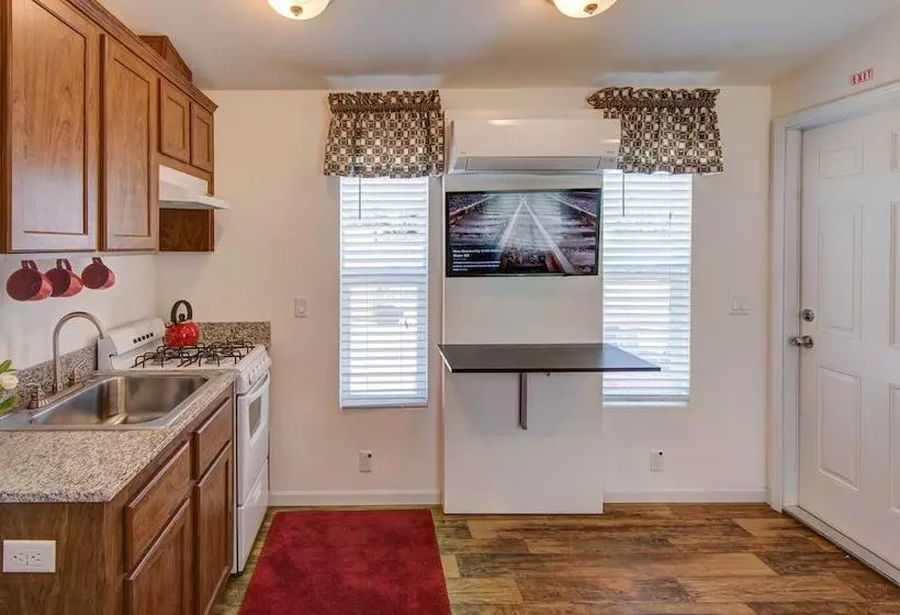 Hotelli Windmill Trailer Court Extended Stay Studios