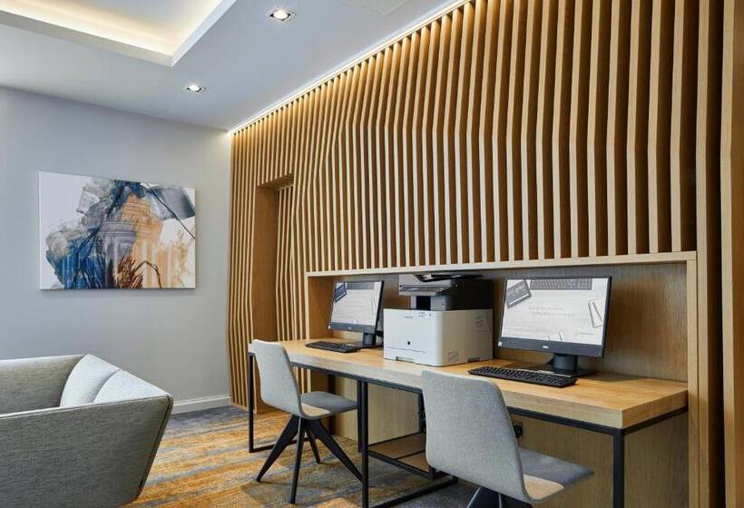 Отель Courtyard By Marriott Oxford City Centre