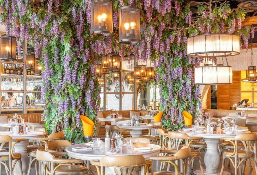 Отель Courtyard By Marriott Oxford City Centre