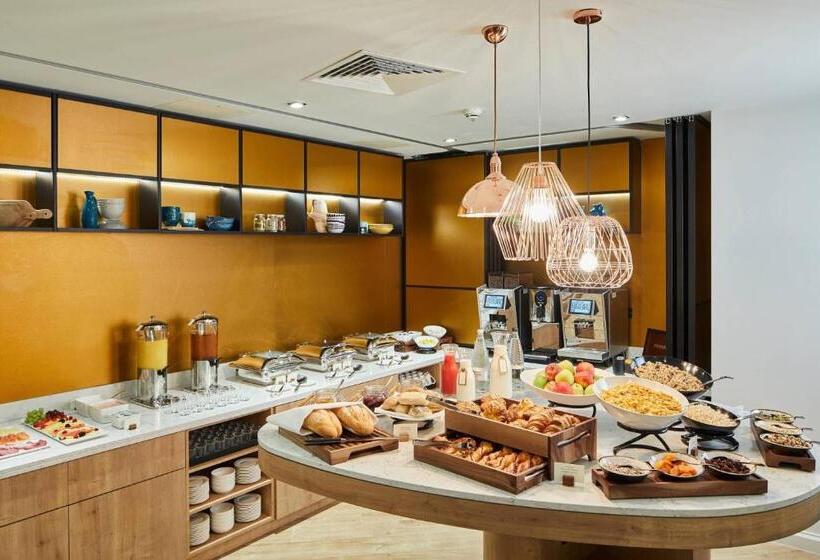 Отель Courtyard By Marriott Oxford City Centre