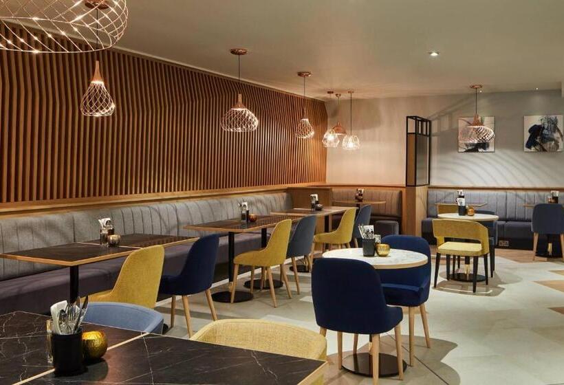 Отель Courtyard By Marriott Oxford City Centre