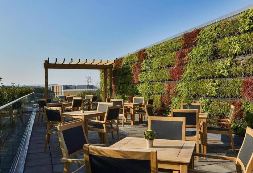 Отель Courtyard By Marriott Oxford City Centre