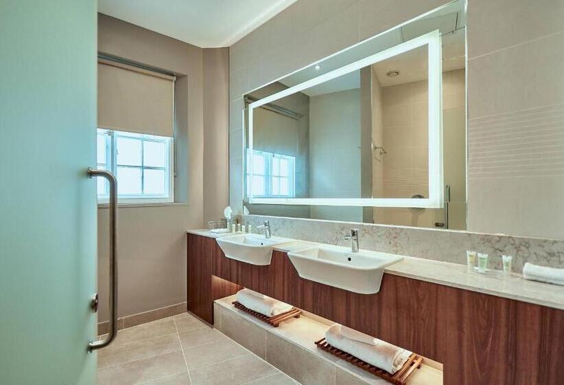 Отель Courtyard By Marriott Oxford City Centre