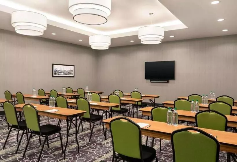 هتل La Quinta Inn & Suites By Wyndham Burlington