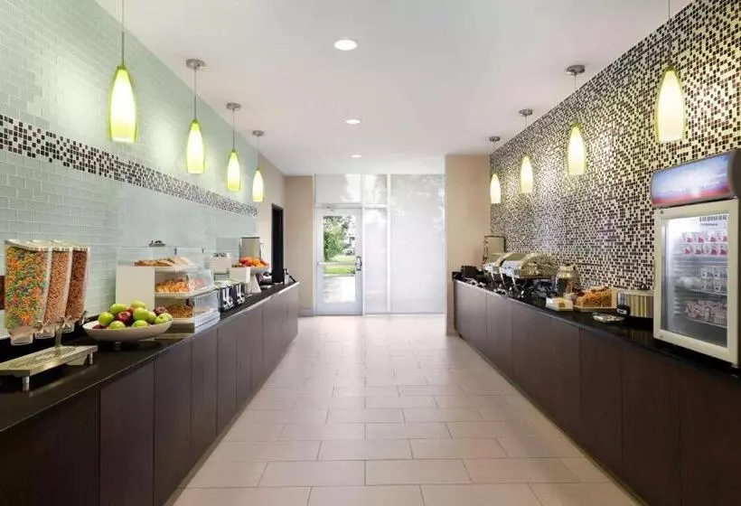 هتل La Quinta Inn & Suites By Wyndham Burlington