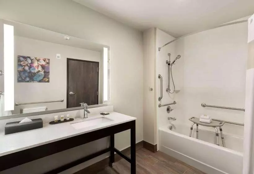 هتل La Quinta Inn & Suites By Wyndham Burlington