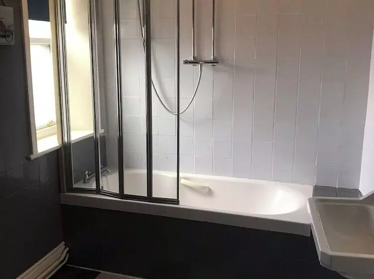 تختخواب و صبحانه Newcastle House