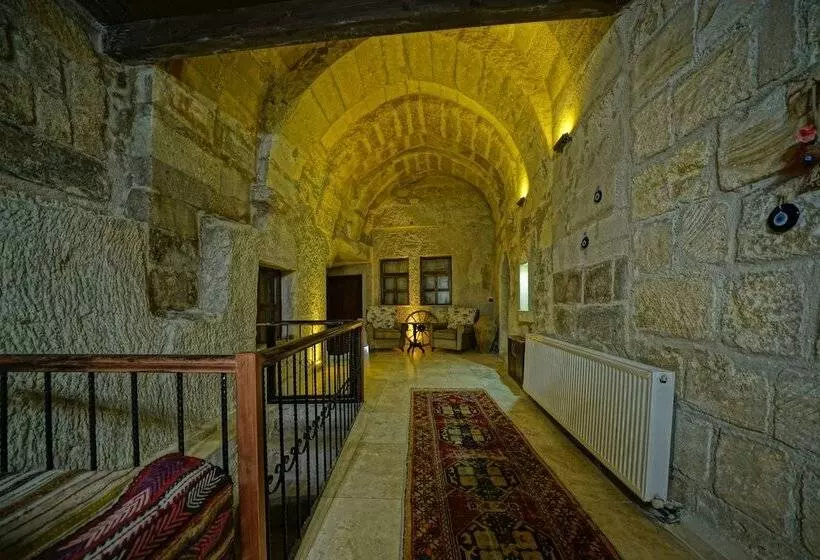 مسافرخانه Castle Cave