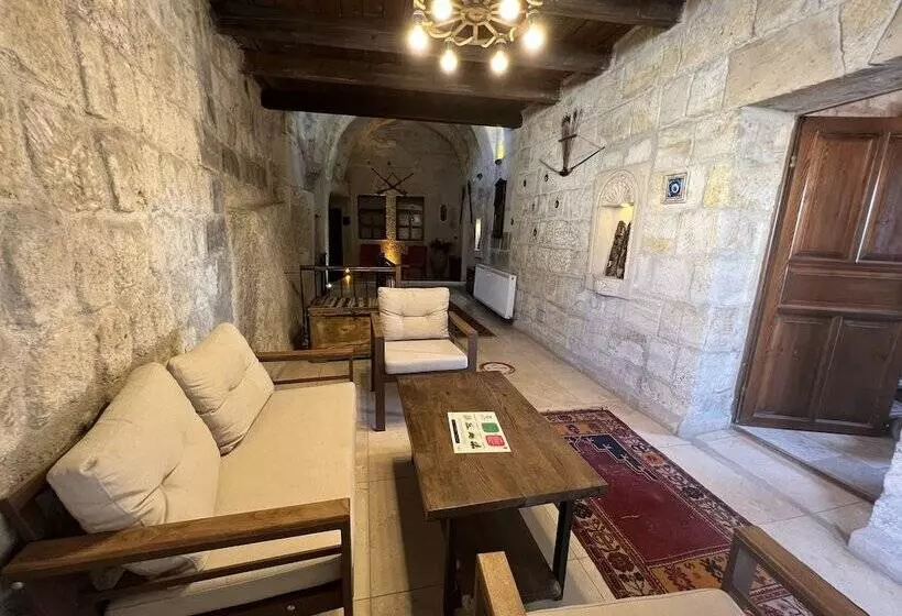 مسافرخانه Castle Cave