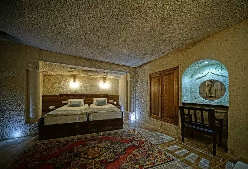 مسافرخانه Castle Cave