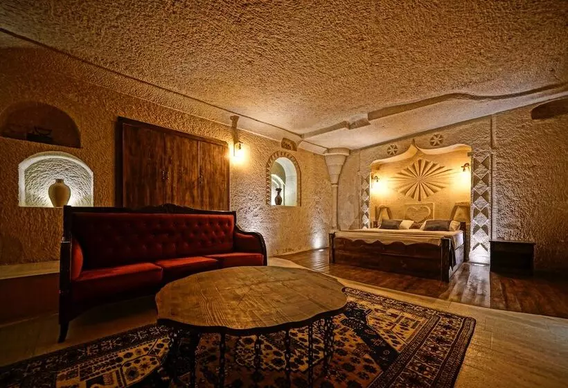 مسافرخانه Castle Cave