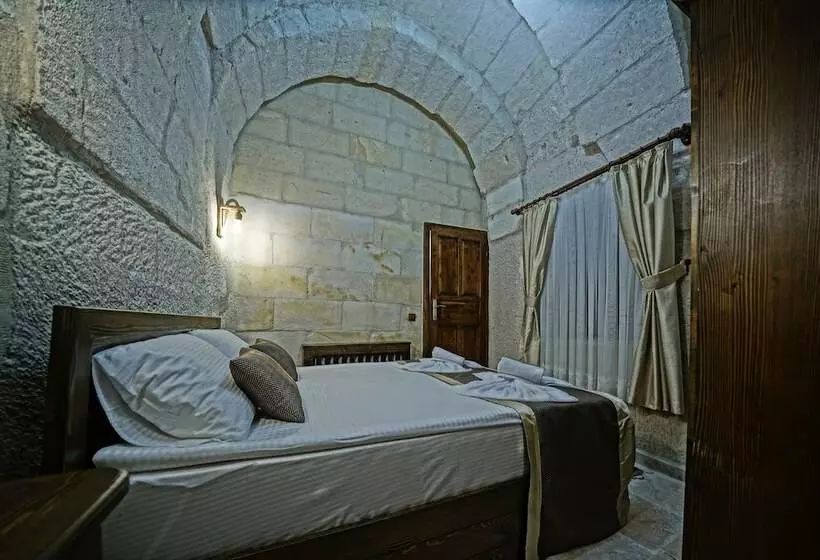 مسافرخانه Castle Cave