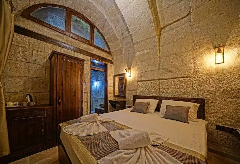مسافرخانه Castle Cave