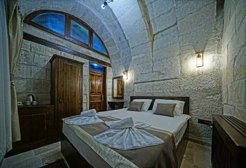 مسافرخانه Castle Cave