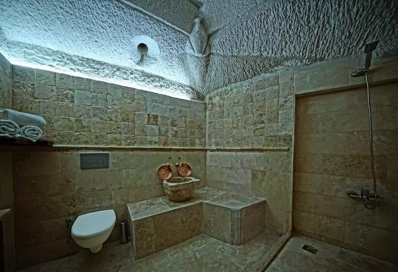 مسافرخانه Castle Cave