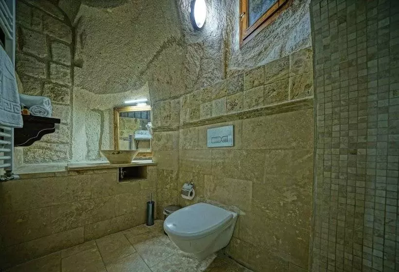 مسافرخانه Castle Cave