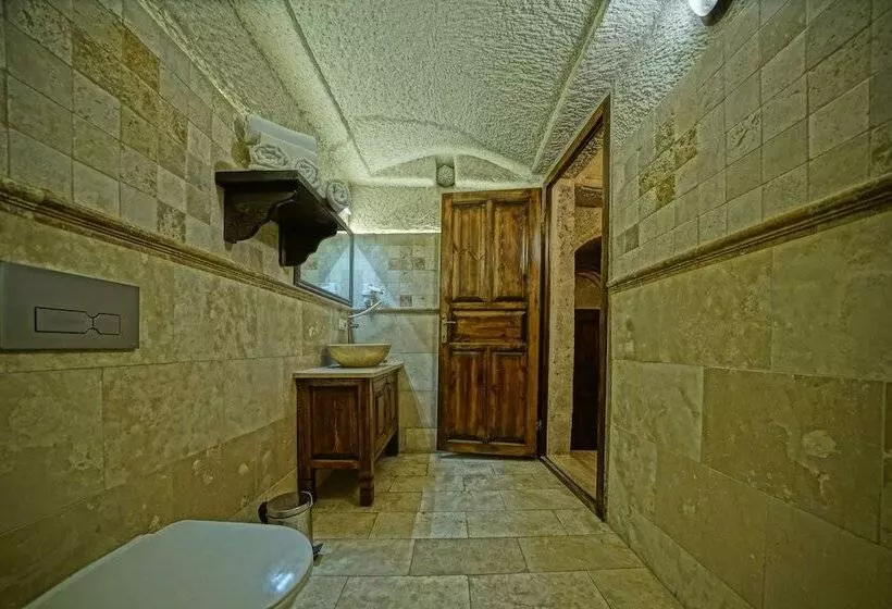 مسافرخانه Castle Cave