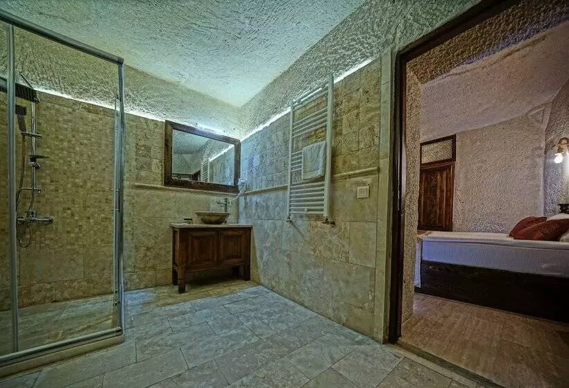 مسافرخانه Castle Cave