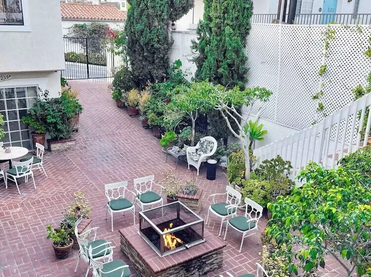 Hotelli Catalina Courtyard Suites