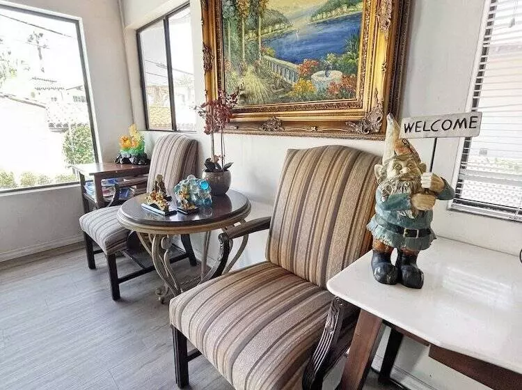 Hotelli Catalina Courtyard Suites