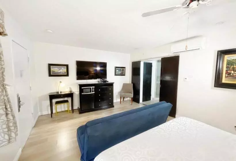 Hotelli Catalina Courtyard Suites