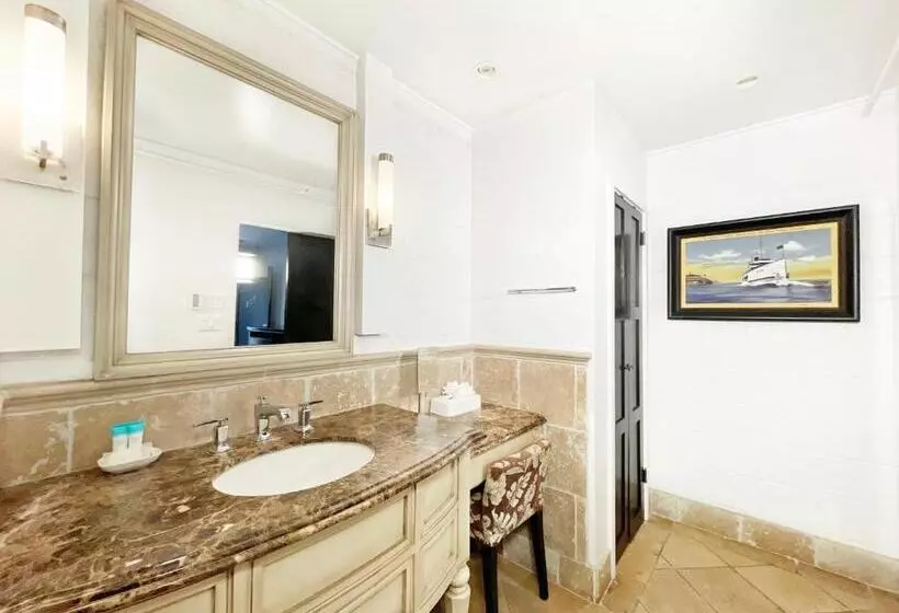 Hotelli Catalina Courtyard Suites