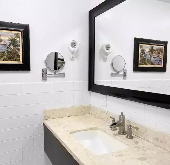 Hotelli Catalina Courtyard Suites