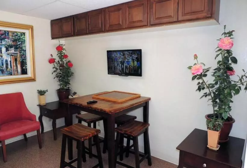 Hotelli Catalina Courtyard Suites