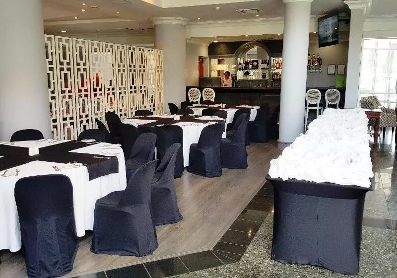 Отель Holiday Inn Johannesburg Airport, An Ihg