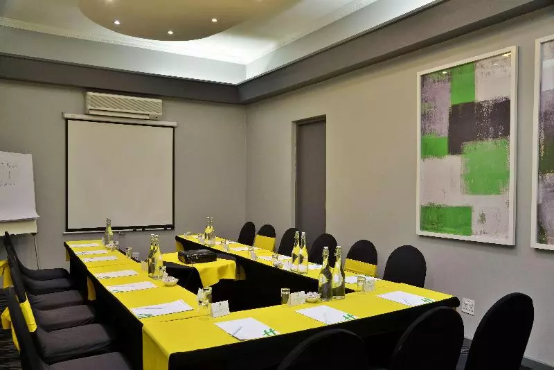 Отель Holiday Inn Johannesburg Airport, An Ihg