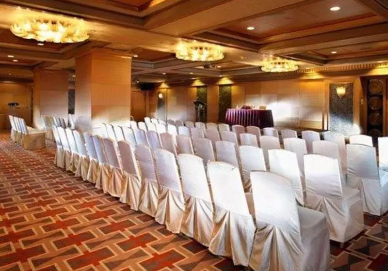 هتل Holiday Inn Express & Suites Singapore Novena, An Ihg