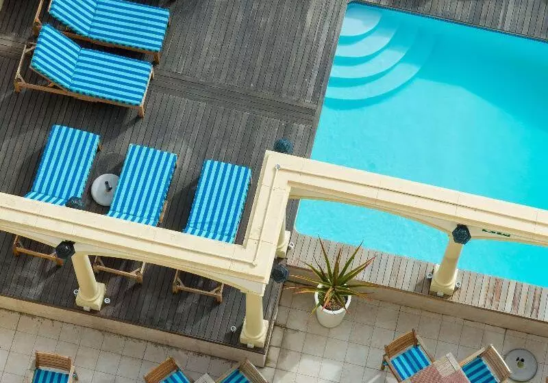 Отель Radisson Blu Le Vendome