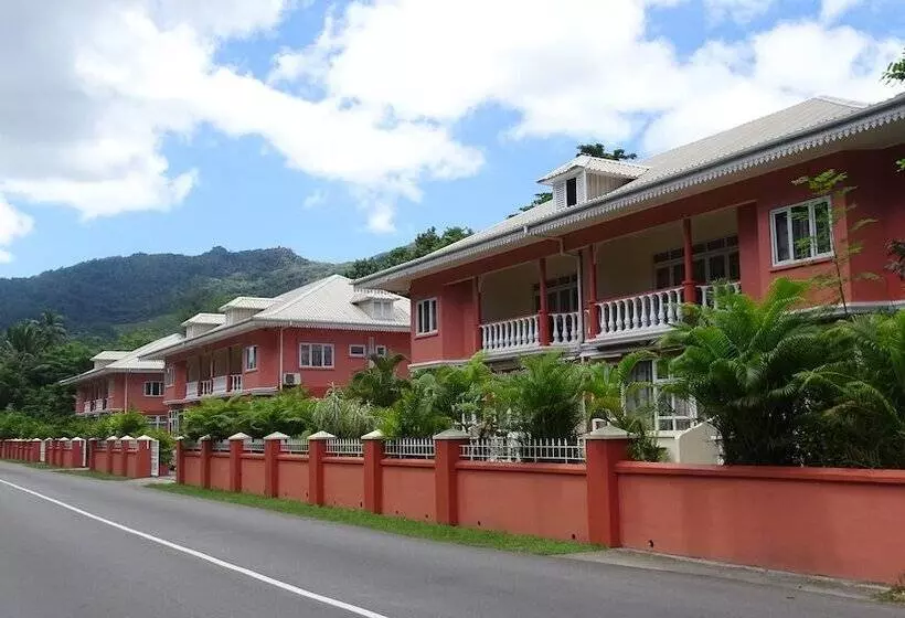 هتل Reef Holiday Apartments