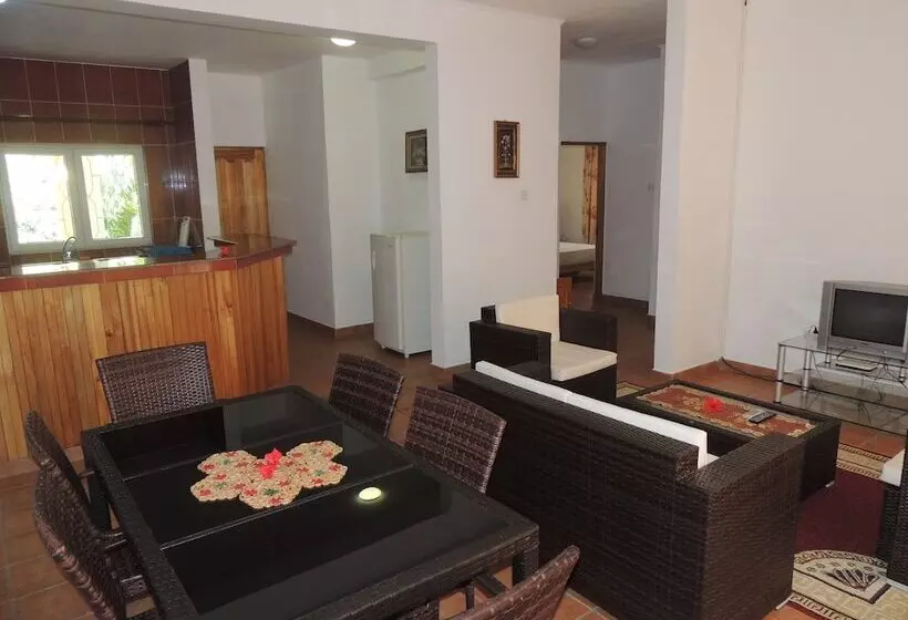 هتل Reef Holiday Apartments