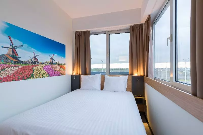 Maxhotel Amsterdam Airport Schiphol   Recently Renovated