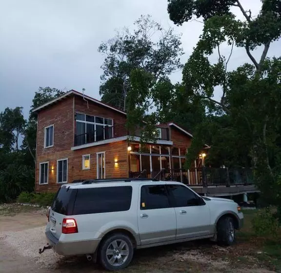 Hotelli Seaside Chateau Resort