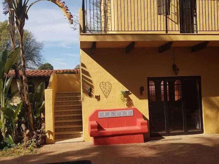 پانسیون Airport Tower Lodge